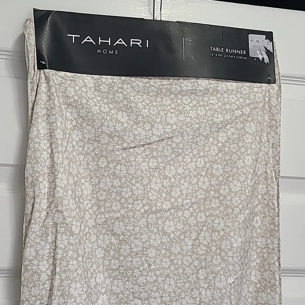 TAHARI TABLE RUNNER 16